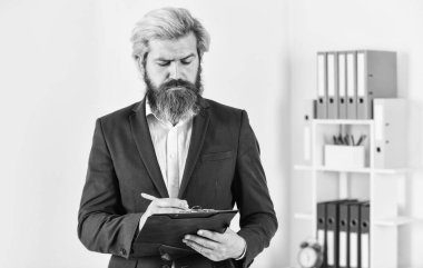 Düşüncelerini yaz. Yetenekli danışman ya da antrenör. Adam problemle ilgilenir. Denetleyici mali durum raporu. İş analisti. İş süreci uzmanı klasörde. İş adamı ofis belgeleri tutuyor.