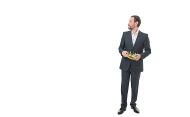 Taçlı ve takım elbiseli bir iş adamı. Fotokopi alanı olan tacın sahibi iş adamı. Beyaz arka planda taç giyen bir işadamı. Kazanan stüdyoda taç giyer..