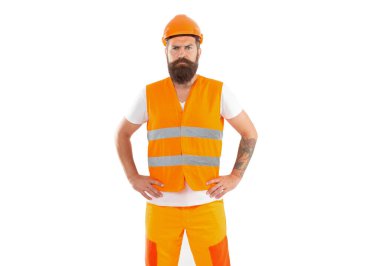 Turuncu yelekli sakallı müteahhit. Miğfer takan inşaatçının stüdyo fotoğrafı. İnşaatçı beyaz arka planda izole edilmiş. Üniformalı müteahhit..