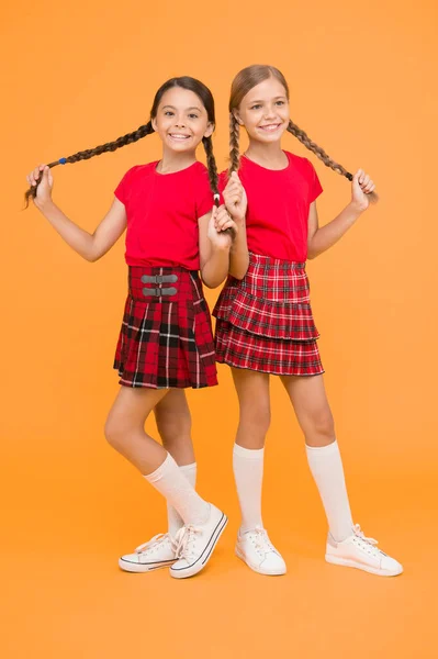 強い髪長編みの髪で遊ぶ子どもたち 幸せな瞬間キッズガールズ姉妹は陽気な気分で親友 健康な髪を育てる ヘアケアのコンセプト 美しい姉妹 — ストック写真