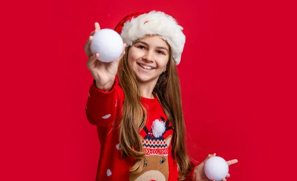Θετική Έφηβος Κορίτσι Σάντα Καπέλο Χιονόμπαλα Στο Κόκκινο Φόντο Των — Φωτογραφία Αρχείου