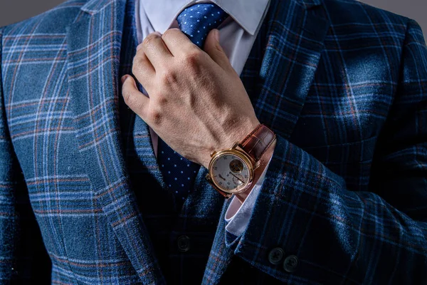腕時計のビジネスマンの閉鎖 腕時計を身に着けてるビジネスマン ビジネスマンの腕時計の写真 腕時計やスーツを着た実業家 — ストック写真
