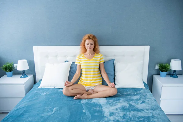 Mujer Tranquila Meditando Cama Meditación Chica Meditativa Haciendo Gesto Mudra — Foto de Stock