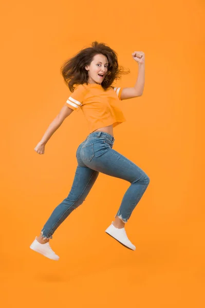 Enerjiyi Hisset Enerjik Bir Kadın Koşuyor Zıplıyor Dar Kot Ona — Stok fotoğraf