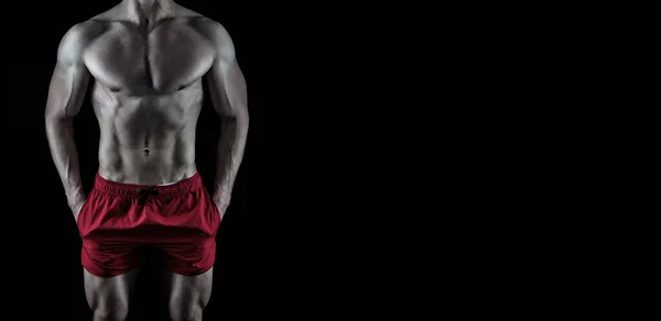 선수의 근육질 몸통은 배경에 고립되어 근육질 스튜디오 몸통달린 근육질 스포츠맨 — 스톡 사진