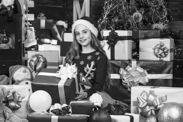 크리스마스 선물사러 선물같은 상자가 모자쓴 Xmas Market 성공적으로 쇼핑을 했습니다 — 스톡 사진