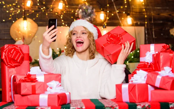 我们的家圣诞节博客 做自拍 快乐的女人拿着电话 圣诞节早上 派对庆祝 女人的桑塔帽子 新年快乐 自拍的时间 与家人的视频通话 — 图库照片