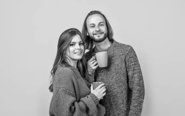 Couple Heureux Dans Amour Boire Café Chaud Porter Vêtements Tricotés — Photo