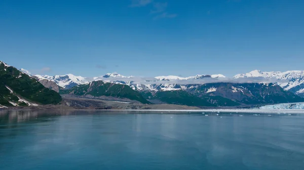 青い空の自然の下で山の氷河 米国アラスカ州のハバード氷河の性質 氷河湾の自然 雪の山の峰自然景観と海景 — ストック写真