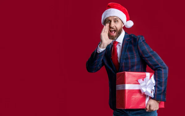 Zakenman Houdt Kerstmis Aanwezig Geïsoleerd Rood Kopieerruimte Kerstmis Verkoop Zakenman — Stockfoto