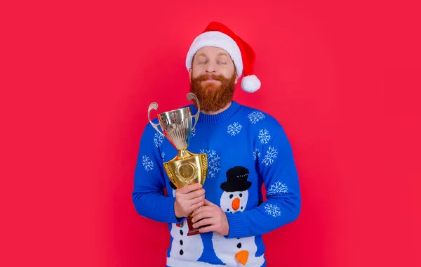 圣诞节的目标和胜利 圣诞节快乐的男人赢得了一个进球 赢得奖杯 男人有目标在圣诞节隔离在工作室的红色背景下 — 图库照片