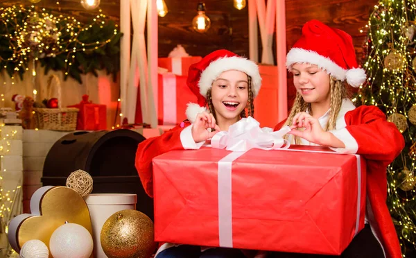 Wat Een Verrassing Vrolijk Kerstfeest Gelukkige Kleine Meisjes Heeft Kerststemming — Stockfoto