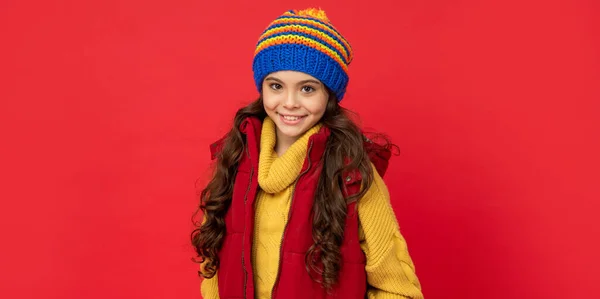 Criança Feliz Chapéu Inverno Tricotado Colete Abaixo Fundo Vermelho Infância — Fotografia de Stock
