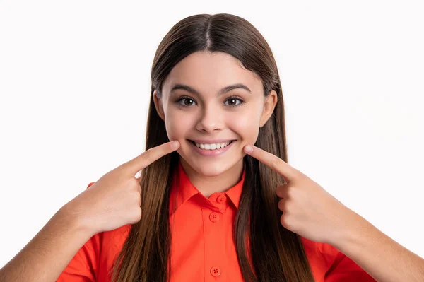 Tシャツの少女の歯 歯には10代の少女の指が スタジオで歯を見せてる10代の女の子 白い背景に健康な歯を持つ10代の女の子 — ストック写真