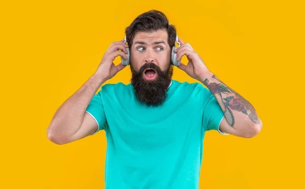 Homem Irritado Espantado Ouvir Música Alta Fones Ouvido Homem Irritado — Fotografia de Stock