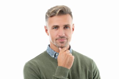 Tıraşsız adamın stüdyo çekimi. Beyaz arka planda sakallı, olgun, tıraşsız bir adam. Kazaklı traşsız adam. Traşsız adamın sakalı var..