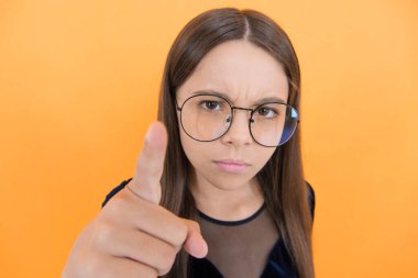 İnek. Seçici odaklanma. Koruyucu giyiyorum. Katı genç kız kötü görme duyusu yüzünden gözlük takıyor. Çocuk çalışmaya hazır. Çocuk okula geri döndü. çocukluk mutluluğu. Gözlükle çok şık görünüyorsun..