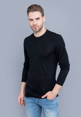 Stüdyoda sakallı bir adam. Gri arka planda sakallı bir adam var. Sakalı olan beyaz bir adam. kıllar ve sakallar.