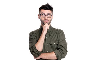 Stüdyoda düşünceli profesyonel erkek portresi. Gözlüklü profesyonel adam. Beyaz gömlekli profesyonel bir adam. Beyaz arka planda izole edilmiş profesyonel bir adamın portresi.