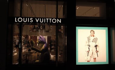 Miami, ABD - 20 Mart 2021: Louis Vuitton ve Florida tasarım bölgesinde gece vitrini paneli.