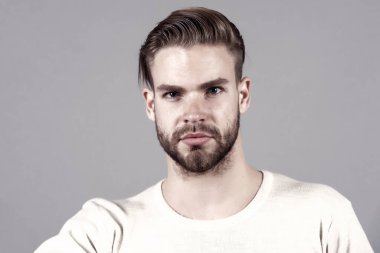 Maço tshirt gri arka planda, moda içinde. Sakallı yüzü, şık saç, saç kesimi, salon olan adam. Moda, Stil, eğilim. Kuaför Salonu, berber. Damat, erkek güzellik kavramı