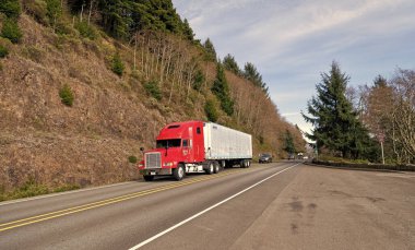 Oregon, ABD - 04 Nisan 2021: Karayolu üzerinde yolculuk yapmak için büyük bir yük kamyonu.