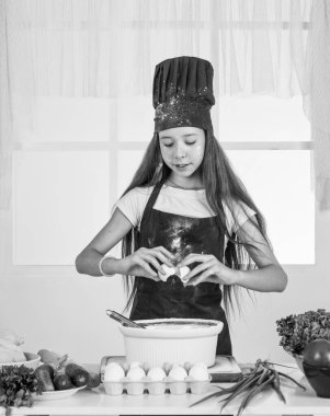 Bilgelikle yapılmış. Aşçı üniforması giyiyor. Oda servisi ve ev işleri. Çocukluk gelişimi. Küçük kız mutfakta yemek pişiriyor. Aşçı çocuk para kazanıyor. Çocuk evde sağlıklı yemek hazırla..