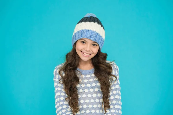 これを見てください 活動休止のための冬のファッション 健康的な子供はニットを着ています 幸せな子供時代 かわいい笑顔の10代の女の子 暖かいセーターを着た笑顔の子供 暖かさに気をつけて 居心地が良く快適な — ストック写真
