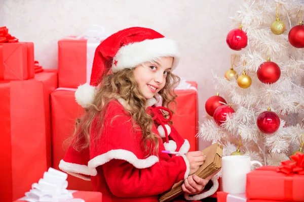 Дитячий Капелюх Санта Насолоджується Різдвом Дитина Пише Листа Санті Клаусу — стокове фото
