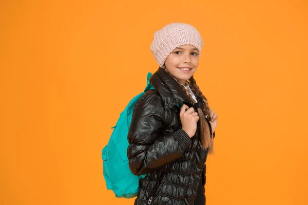 Plecak Zabezpieczania Rzeczy Podróży Małe Dziecko Nosi Szkolny Plecak Żółtym — Zdjęcie stockowe