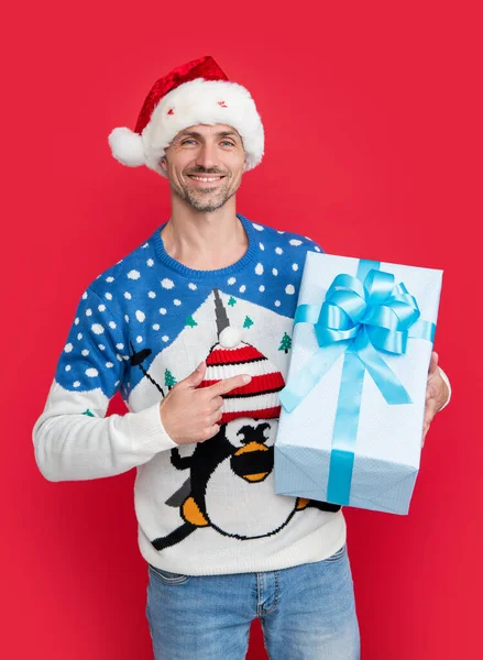 Man Med Presentförpackning Jul Studio Presentförpackning Till Jul Glad Kaukasisk — Stockfoto