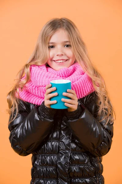 Горячие Напитки Холодную Погоду Девушка Синей Чашкой Улыбки Оранжевом Фоне — стоковое фото