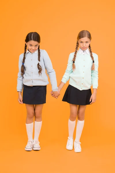 Spolužáci Jsou Nejlepší Kamarádi Školačky Úhledné Školní Uniformy Školní Přátelství — Stock fotografie