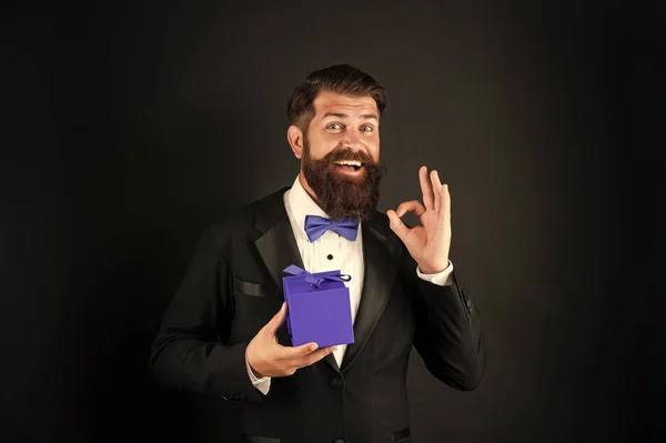 Glücklicher Mann Smoking Fliege Formalwear Auf Schwarzem Hintergrund Mit Box — Stockfoto