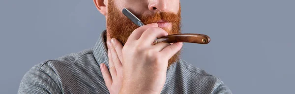 Przycięty Widok Człowieka Studiu Fryzjerskim Mężczyzna Trzymać Ostrze Fryzjera Golenia — Zdjęcie stockowe