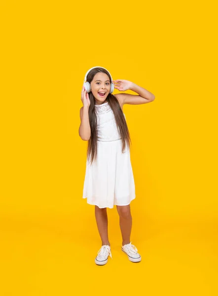 Felice Teen Girl Ascoltare Musica Cuffie Sfondo Giallo — Foto Stock