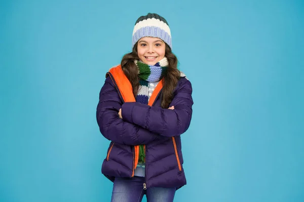 Stylowa Ochrona Przed Chłodniejszymi Warunkami Atmosferycznymi Mała Dziewczynka Zimowym Stylu — Zdjęcie stockowe