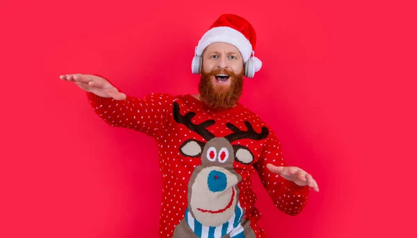 Vousáč Slaví Vánoce Poslouchá Hudbu Šťastný Santa Claus Zpívá Tancuje — Stock fotografie