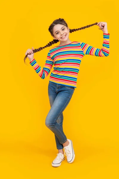 Πλήρες Μήκος Έφηβος Κορίτσι Πλεγμένα Μαλλιά Στο Στούντιο Φωτογραφία Μιας — Φωτογραφία Αρχείου