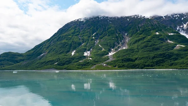 山の海岸自然の風景緑の色 米国アラスカ州のハバード氷河の性質 雪の山のピーク氷河氷の海の水の自然と緑の山の斜面での風景 氷河湾の自然 — ストック写真