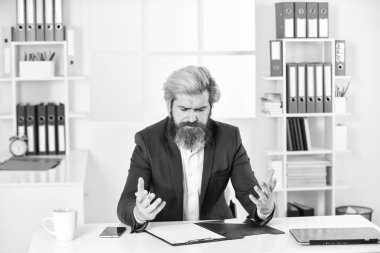 Uymayan bir şeyler var. Şirket yöneticisi belgelerle çalışıyor. Ceket giyen olgun patron ofis klasörünü tutuyor. İş istihbarat analisti. Girişim kaynak planlaması. erp danışmanı not alıyor.