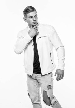 Beyaz giysili yakışıklı genç adam, moda..