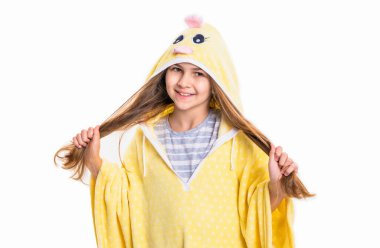 Stüdyoda pijama giyen genç bir kız. Pijama giyen genç bir kızın fotoğrafı. Pijamalı hoş bir genç kız. Beyaz arka planda izole edilmiş pijamalı genç kız..