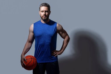 Fotokopi alanı olan atlet bir basketbolcu. Gri arka planda izole edilmiş atlet basketbolcu. Atlet basketbolcu stüdyoda. Toplu atlet basketbolcunun fotoğrafı.