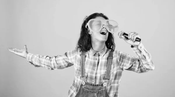Εκφράζω Συναισθήματα Ευτυχισμένη Γυναίκα Μικρόφωνο Καραόκε Τραγούδια Τραγουδιού Δημόσια Ομιλία — Φωτογραφία Αρχείου