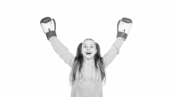 ノックアウト 幸せな子供は勝利を祝う 戦いの勝者だ ボクシンググローブの10代の女の子 白地に隔離された成功した子供ボクサー スポーツの成功 活動的で健康的な子供時代 — ストック写真