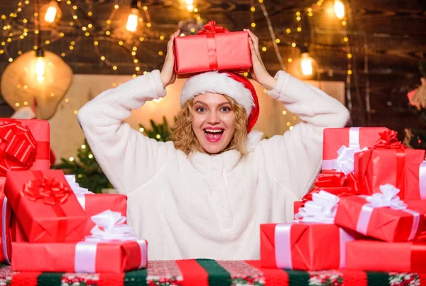 Mulher Feliz Monte Caixas Presentes Menina Pronta Para Celebração Dezembro — Fotografia de Stock