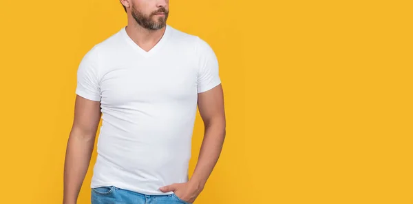 白人男性が白いシャツを着てる カジュアルなスタイルの男 黄色の背景に隔離されたカジュアルなシャツを着た髭の男 スタジオのカジュアルな男 — ストック写真