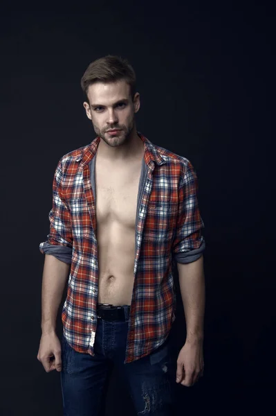 Schön Und Sexy Schöner Mann Mit Nacktem Oberkörper Dunkler Hintergrund — Stockfoto