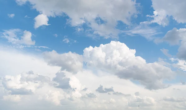 Gün Işığında Kabarık Bulutlar Ile Mavi Gökyüzü — Stok fotoğraf